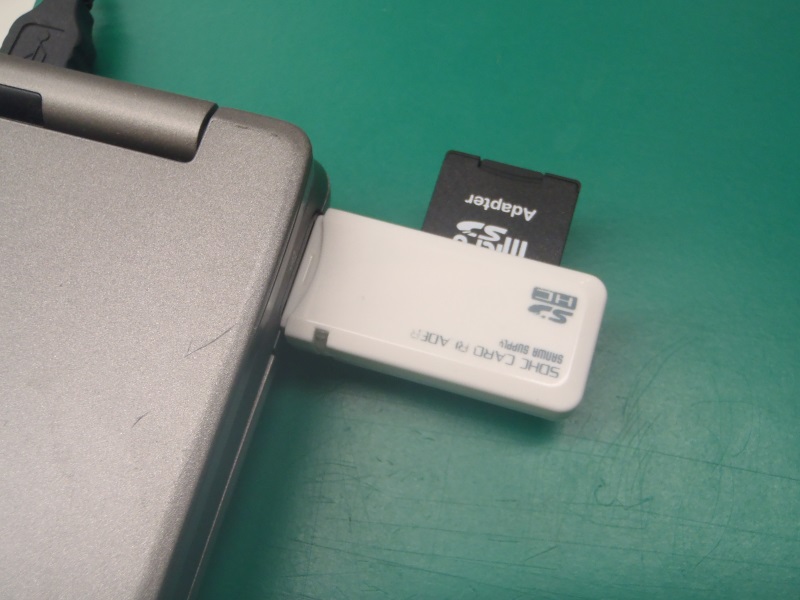 microSDメモリーカードを接続する